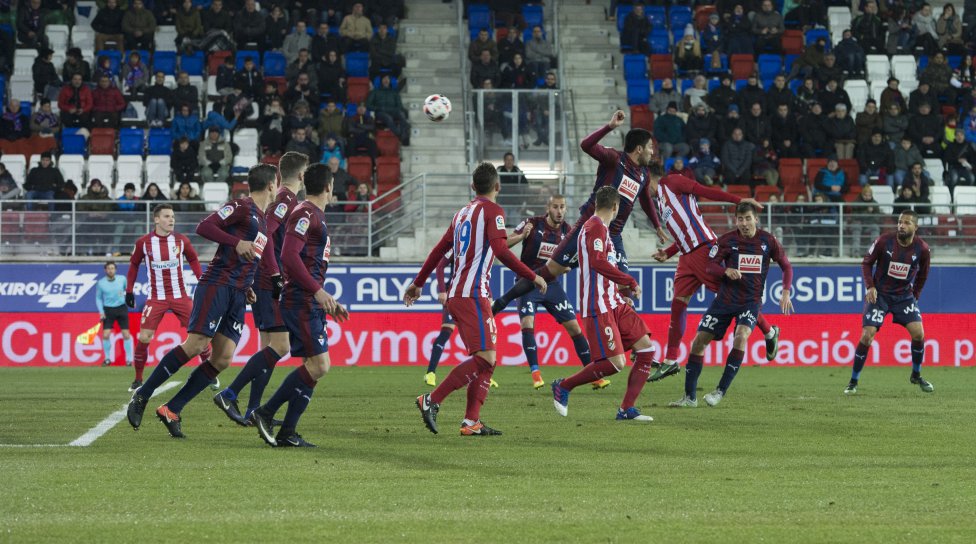 Gol de cabeza de Giménez que sentenciaba definitivamente la eliminatoria Gol de cabeza de Giménez que sentenciaba definitivamente la eliminatoria